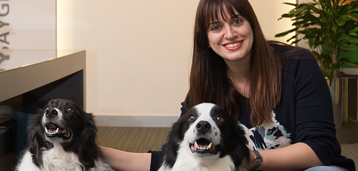 nestle purina petcare iki köpekle gülümseyen kadın