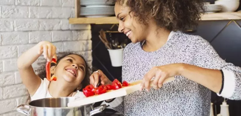mum-girl-cooking