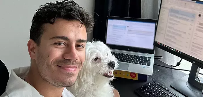 köpeğe sarılmış ve evde çalışan Nestle çalışanı