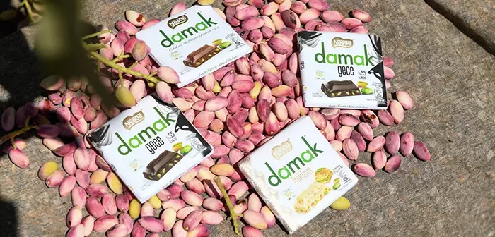 fıstıkların üzerinde Nestle Damak çikolatası