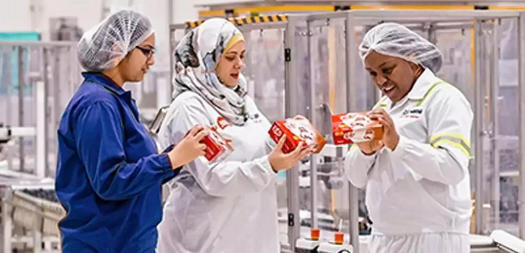 Mühendisler ürünlerin kontrolünü yapıyor