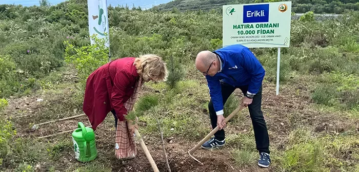 fidan dikmek için toprağı kazan insanlar