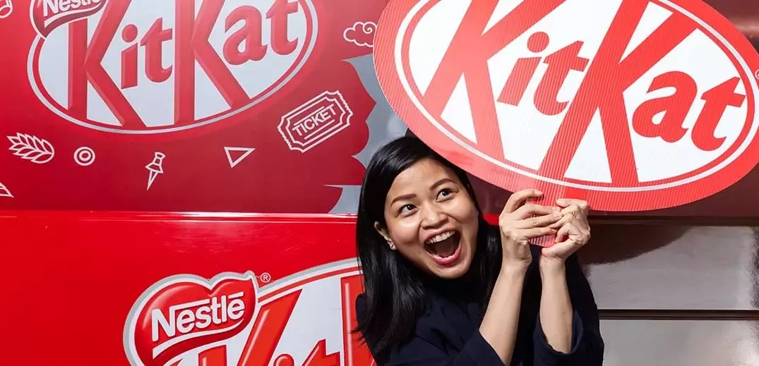 elinde "KitKat" yazılı kart bulunan kadın